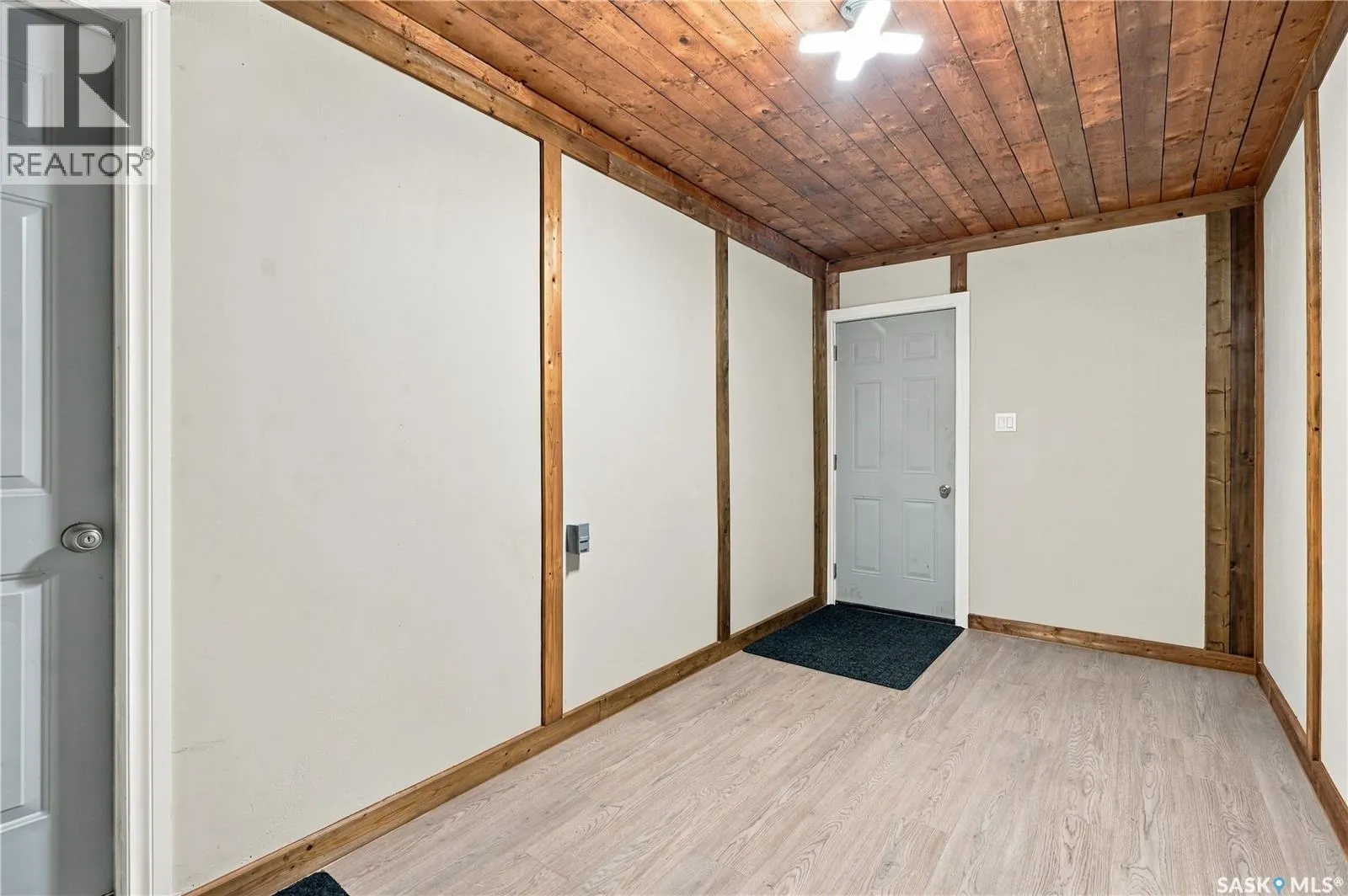 106 5th AVENUE W