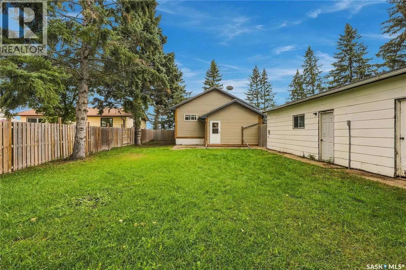 106 5th AVENUE W