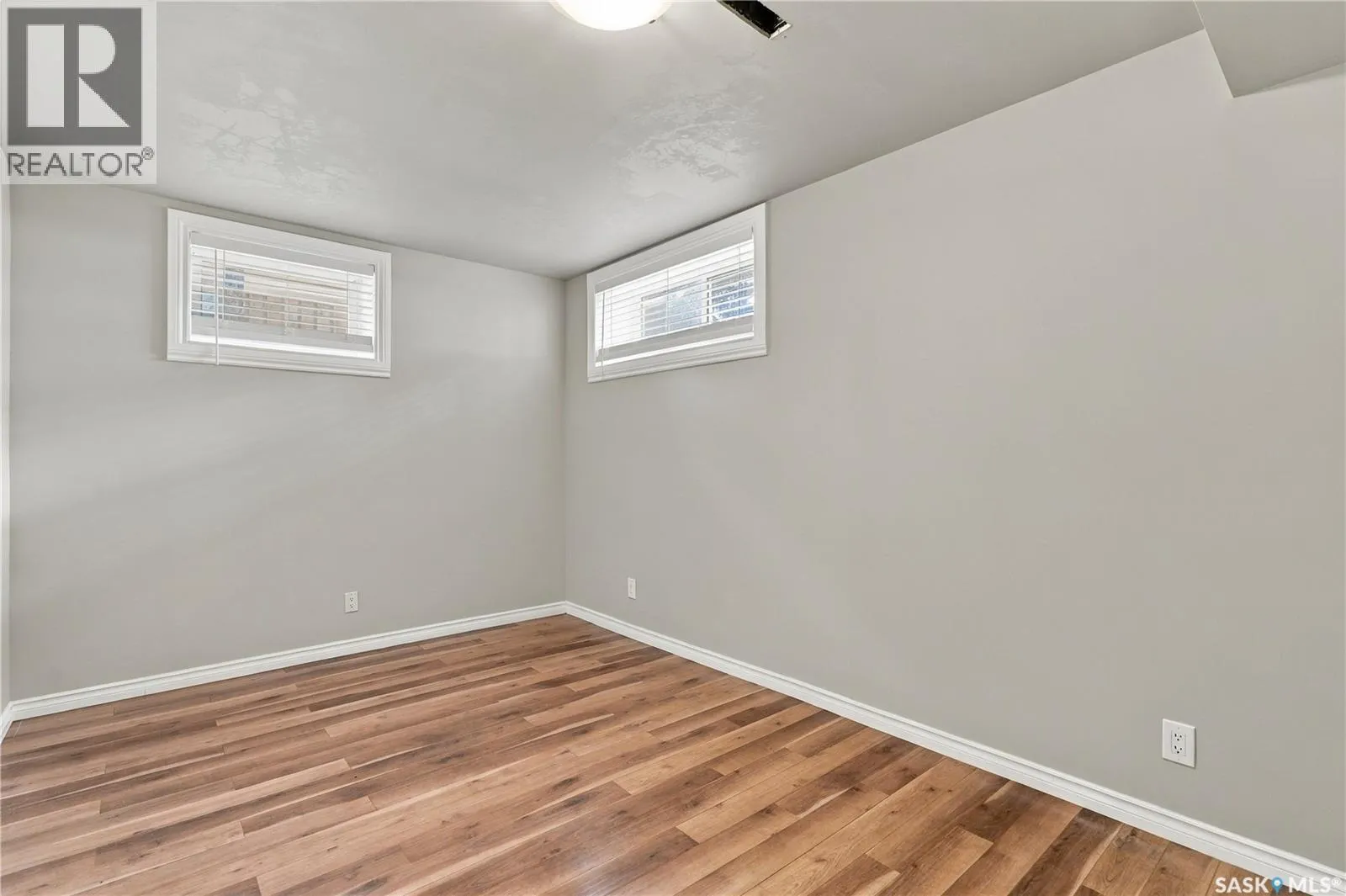 106 5th AVENUE W