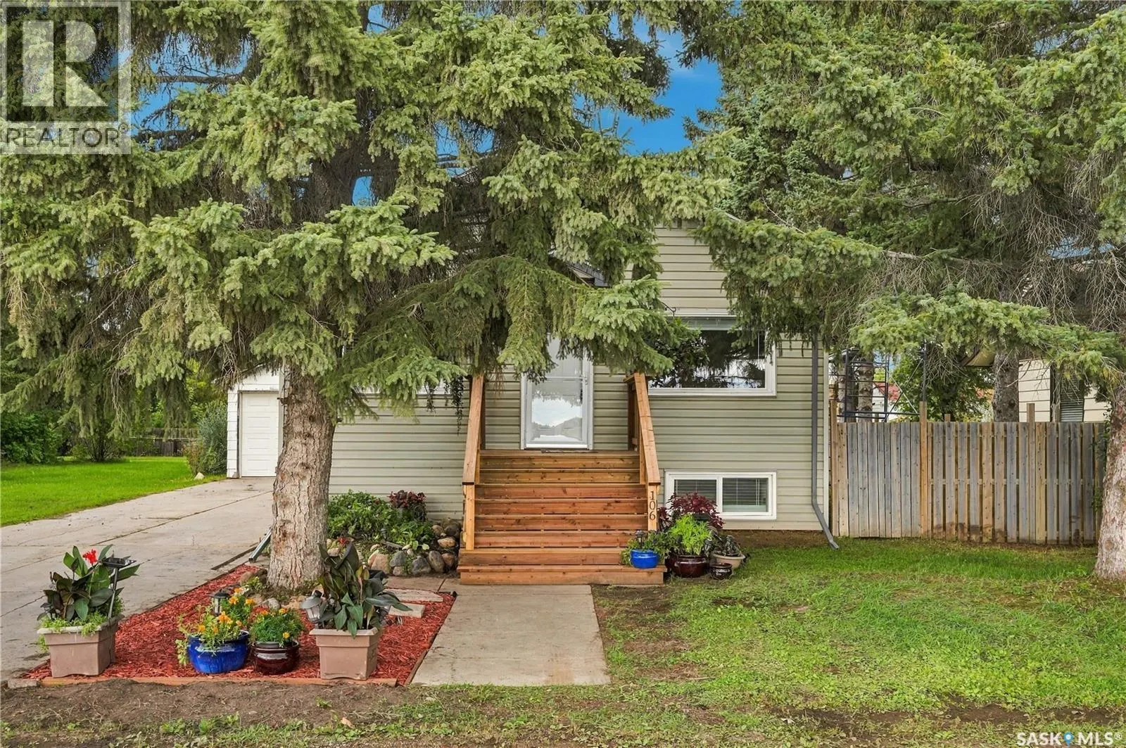 106 5th AVENUE W
