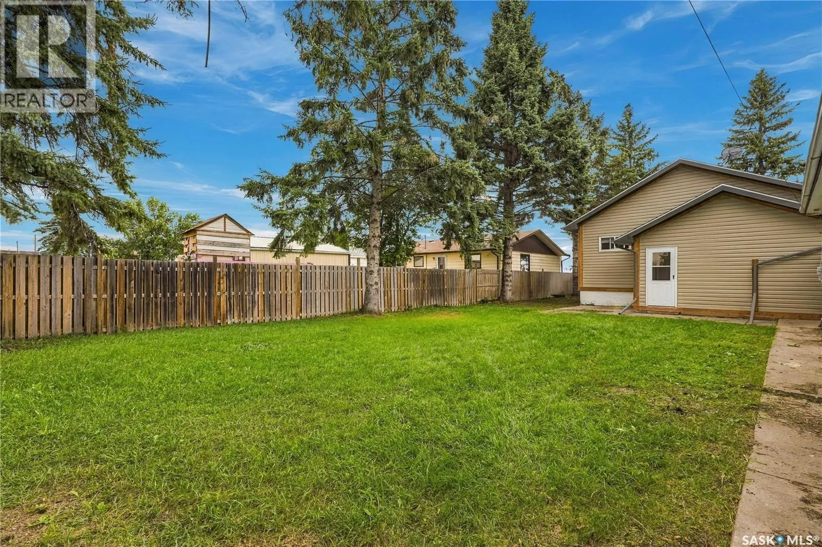 106 5th AVENUE W
