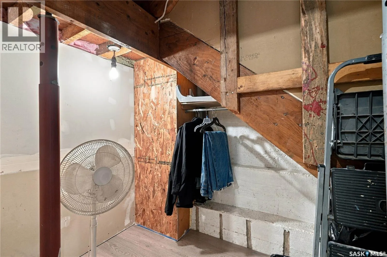 106 5th AVENUE W