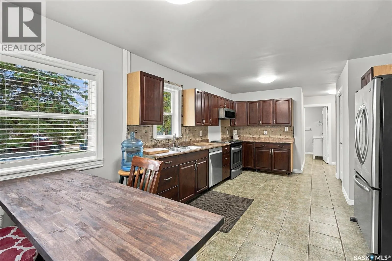 106 5th AVENUE W