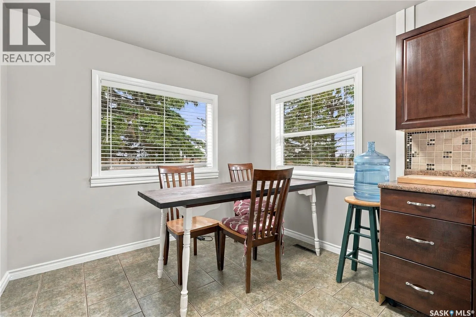 106 5th AVENUE W