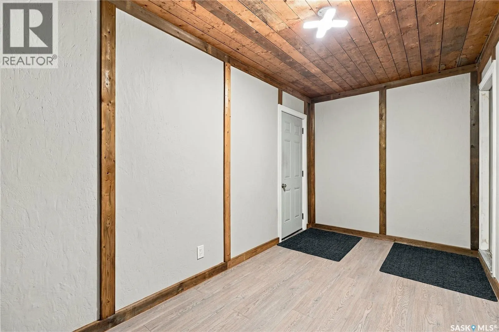 106 5th AVENUE W