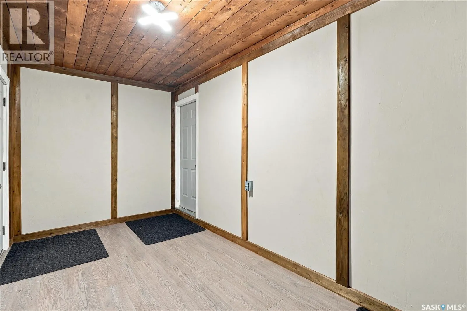 106 5th AVENUE W
