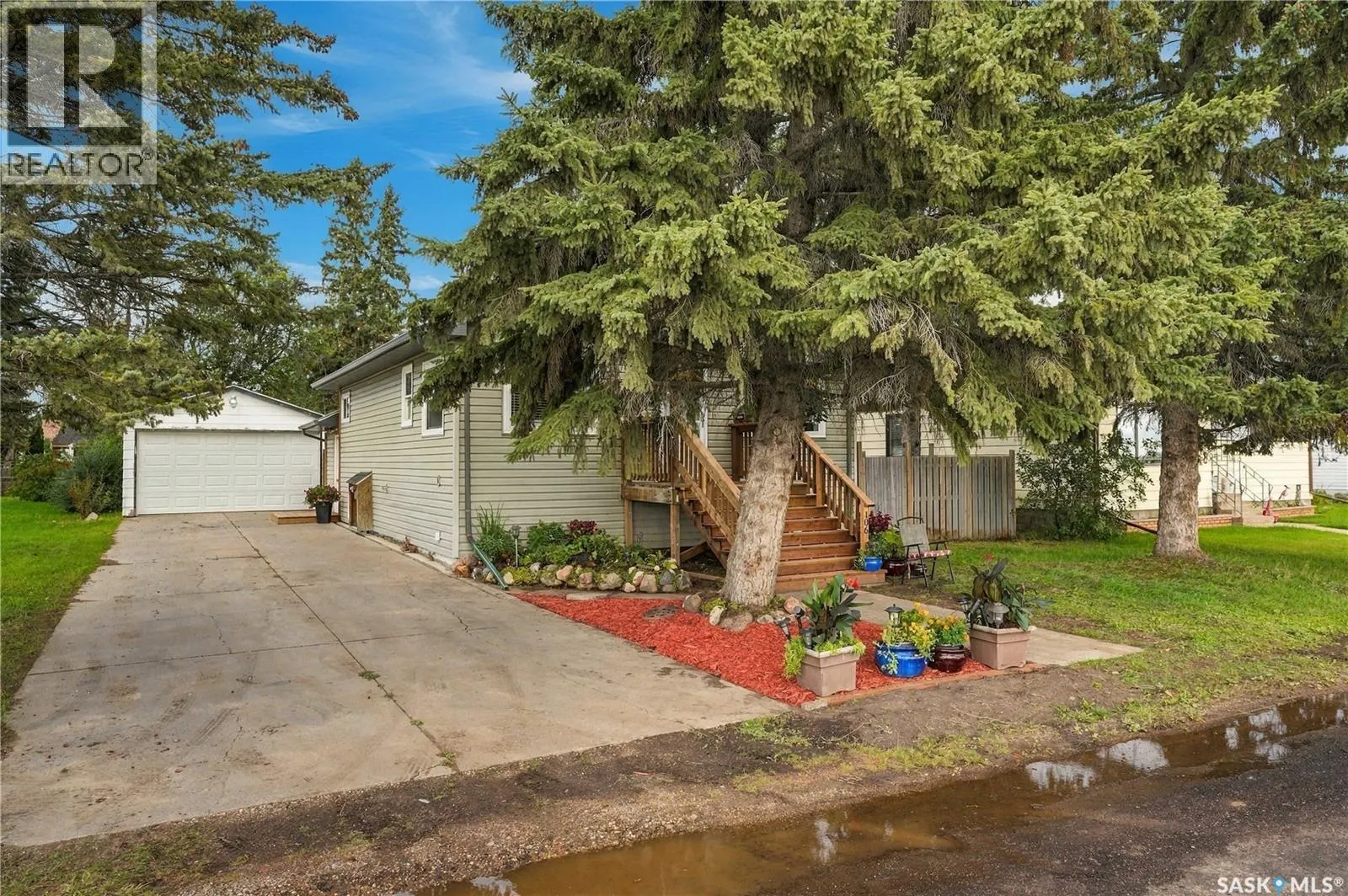 106 5th AVENUE W