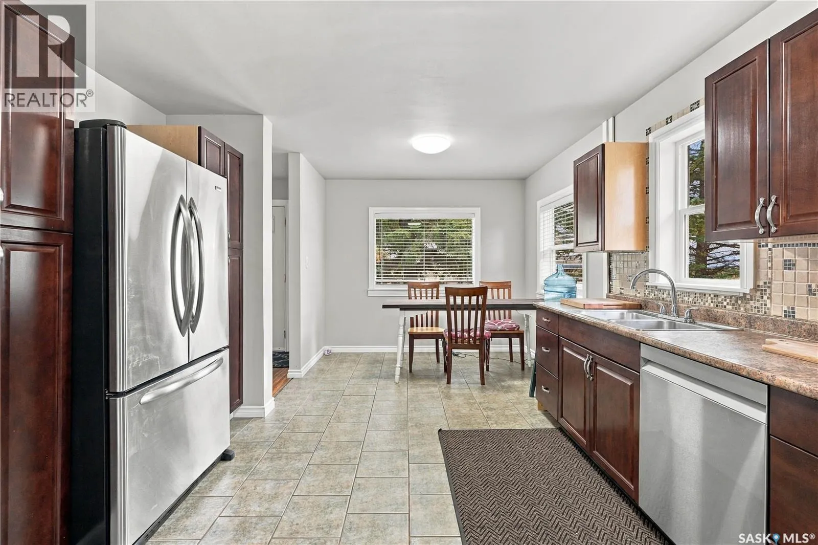 106 5th AVENUE W