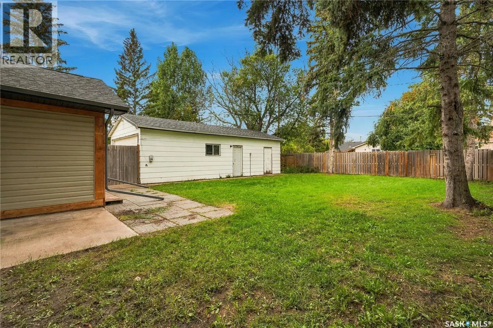 106 5th AVENUE W