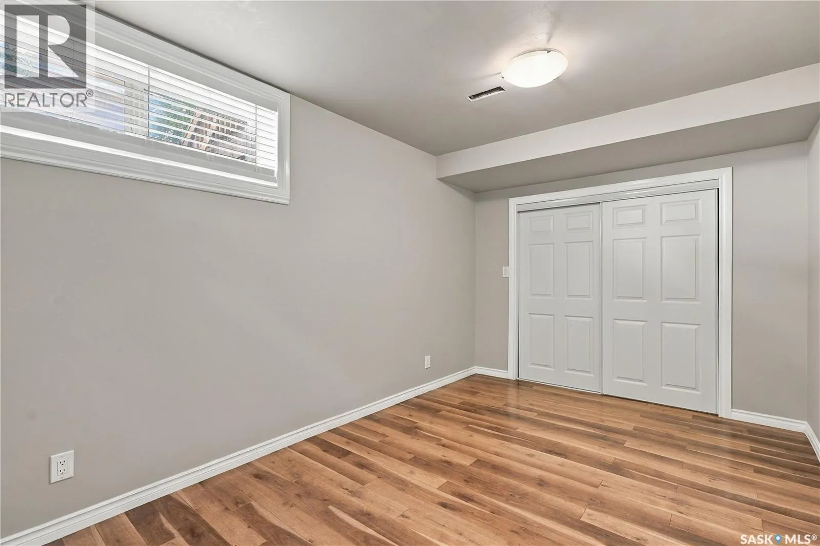 106 5th AVENUE W