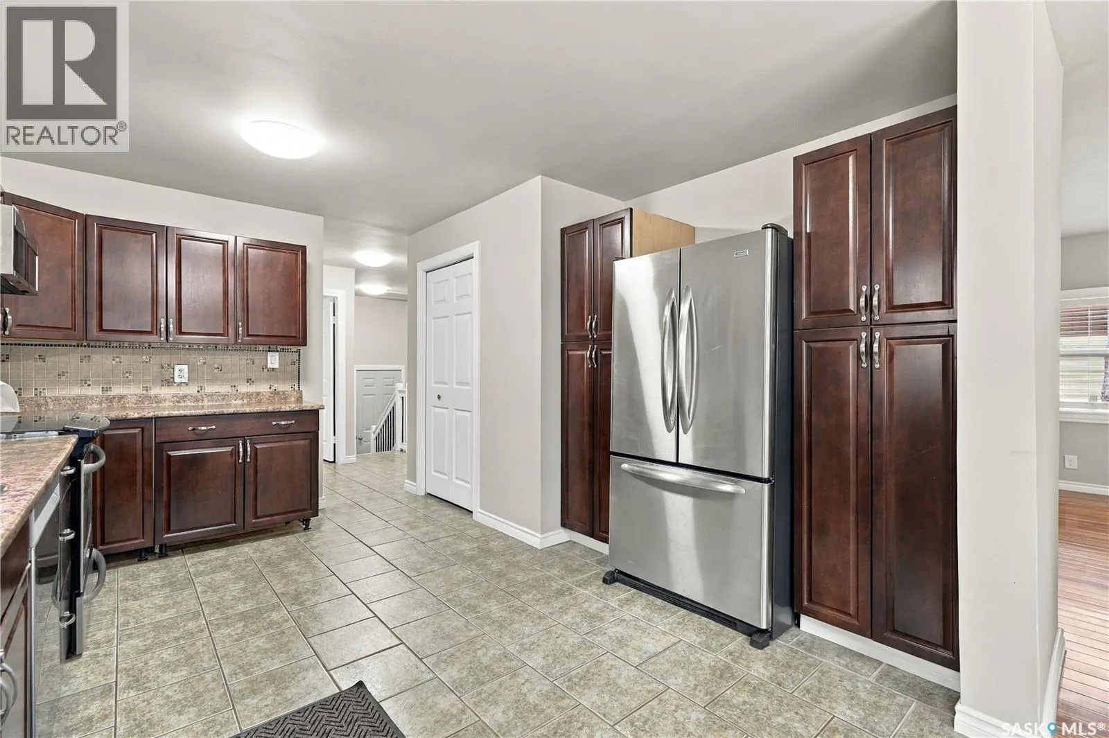 106 5th AVENUE W