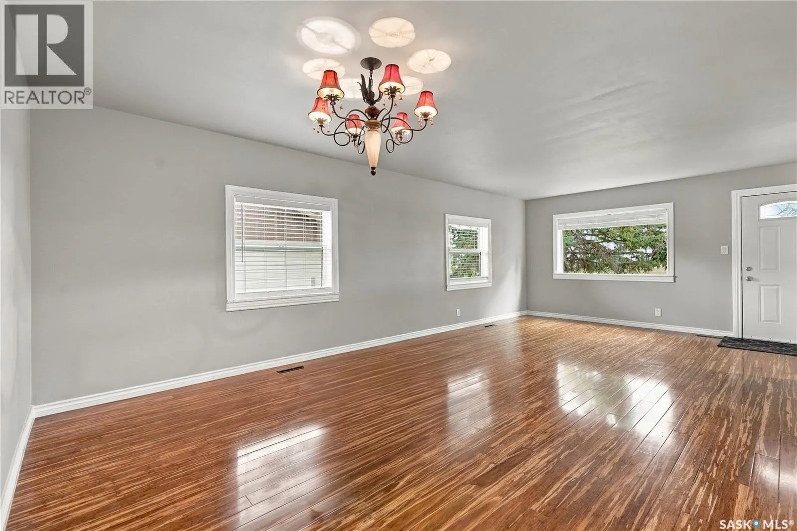 106 5th AVENUE W