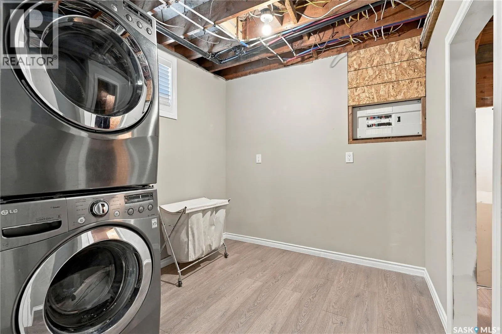 106 5th AVENUE W