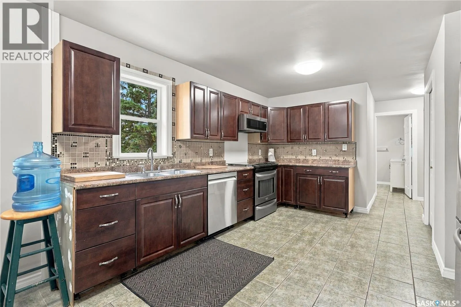 106 5th AVENUE W