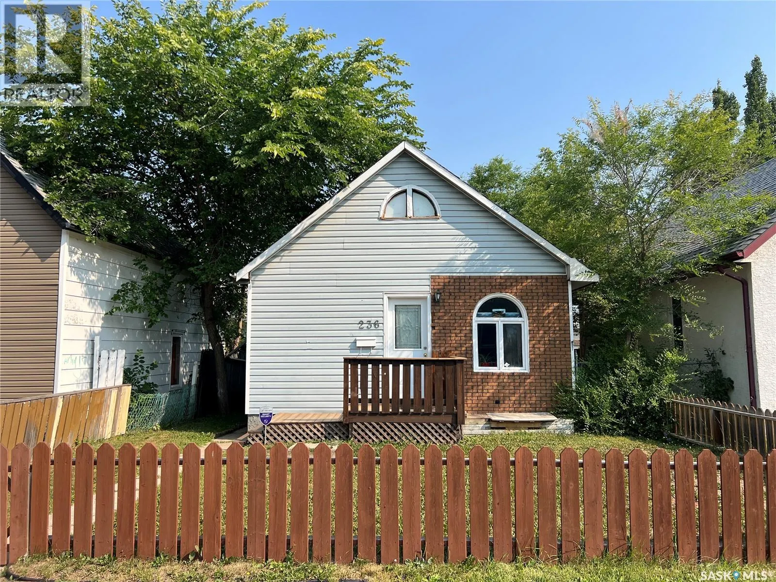 236 9th STREET E