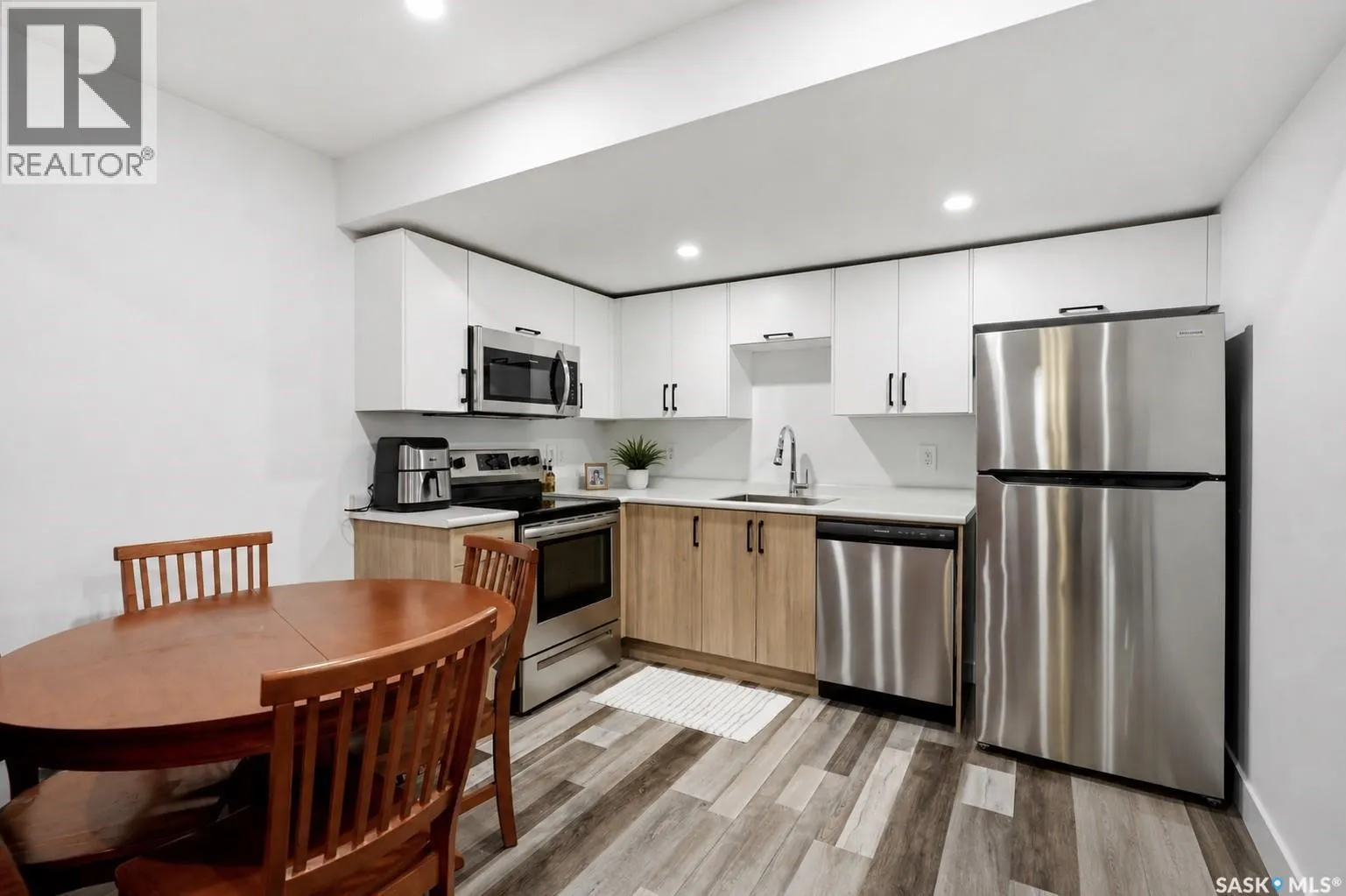 302 Chelsom MANOR