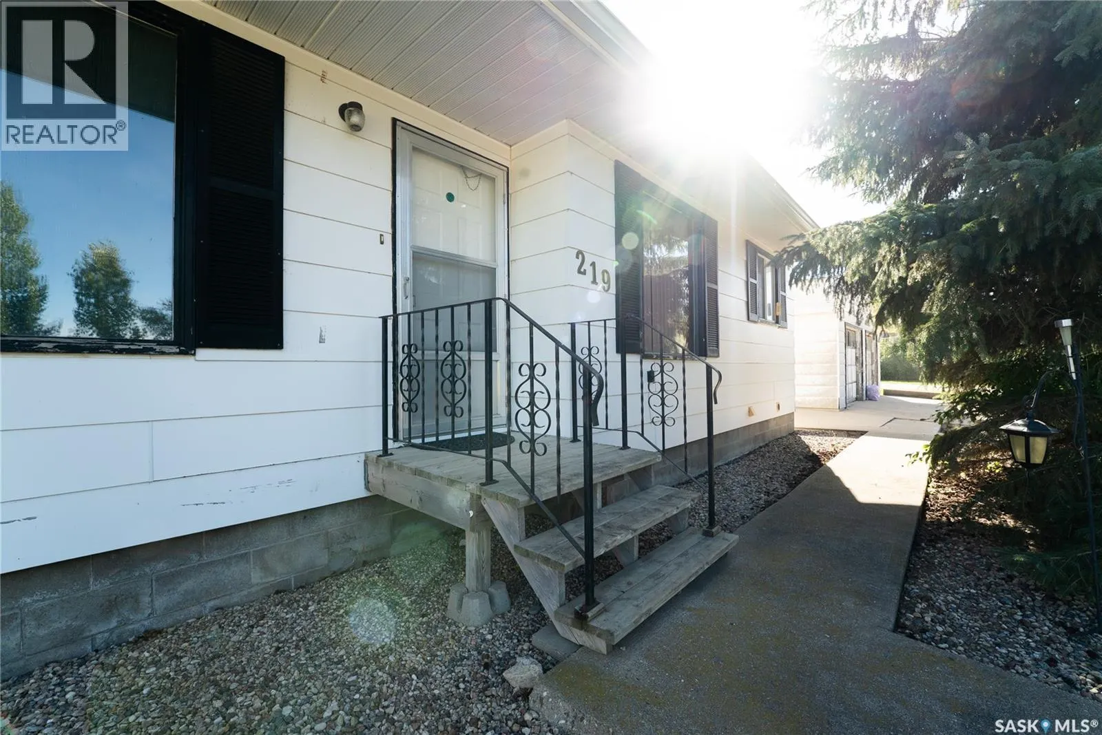 219 Railway AVENUE W