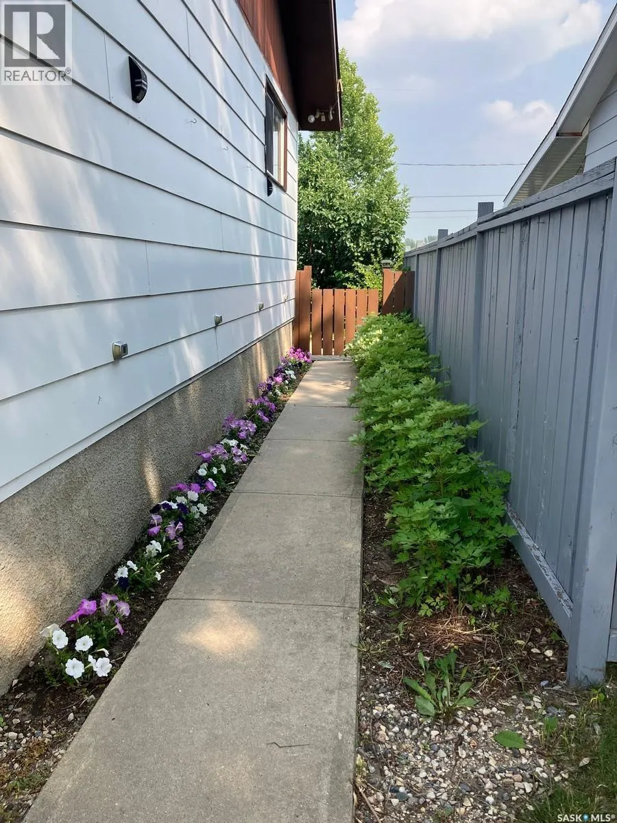 1103 3rd STREET W