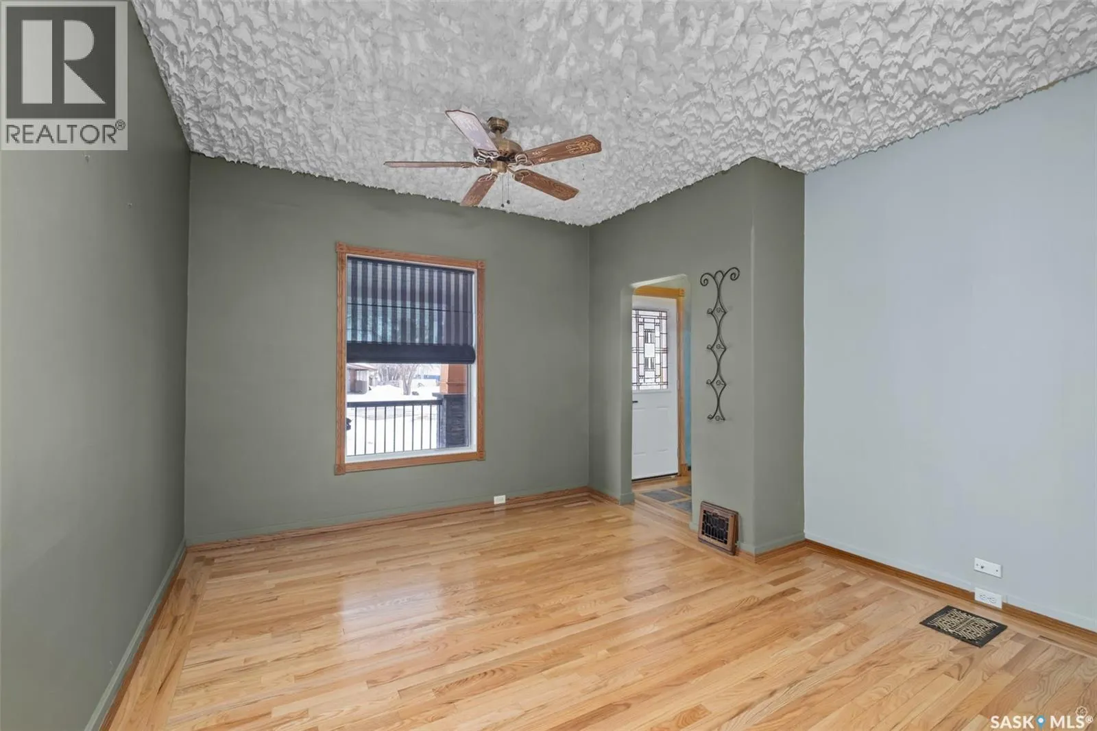 1027 4th STREET E