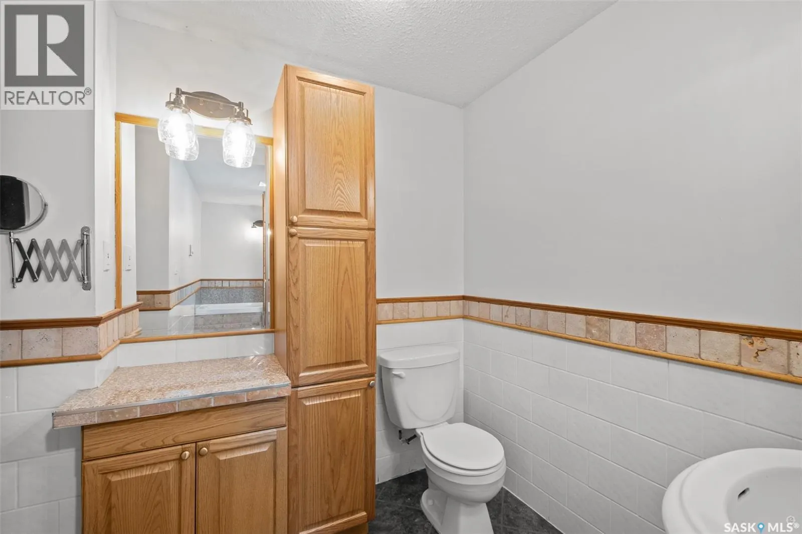1027 4th STREET E