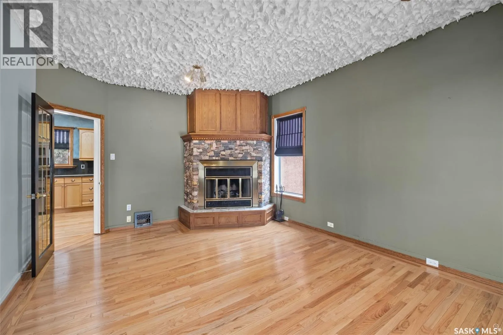 1027 4th STREET E