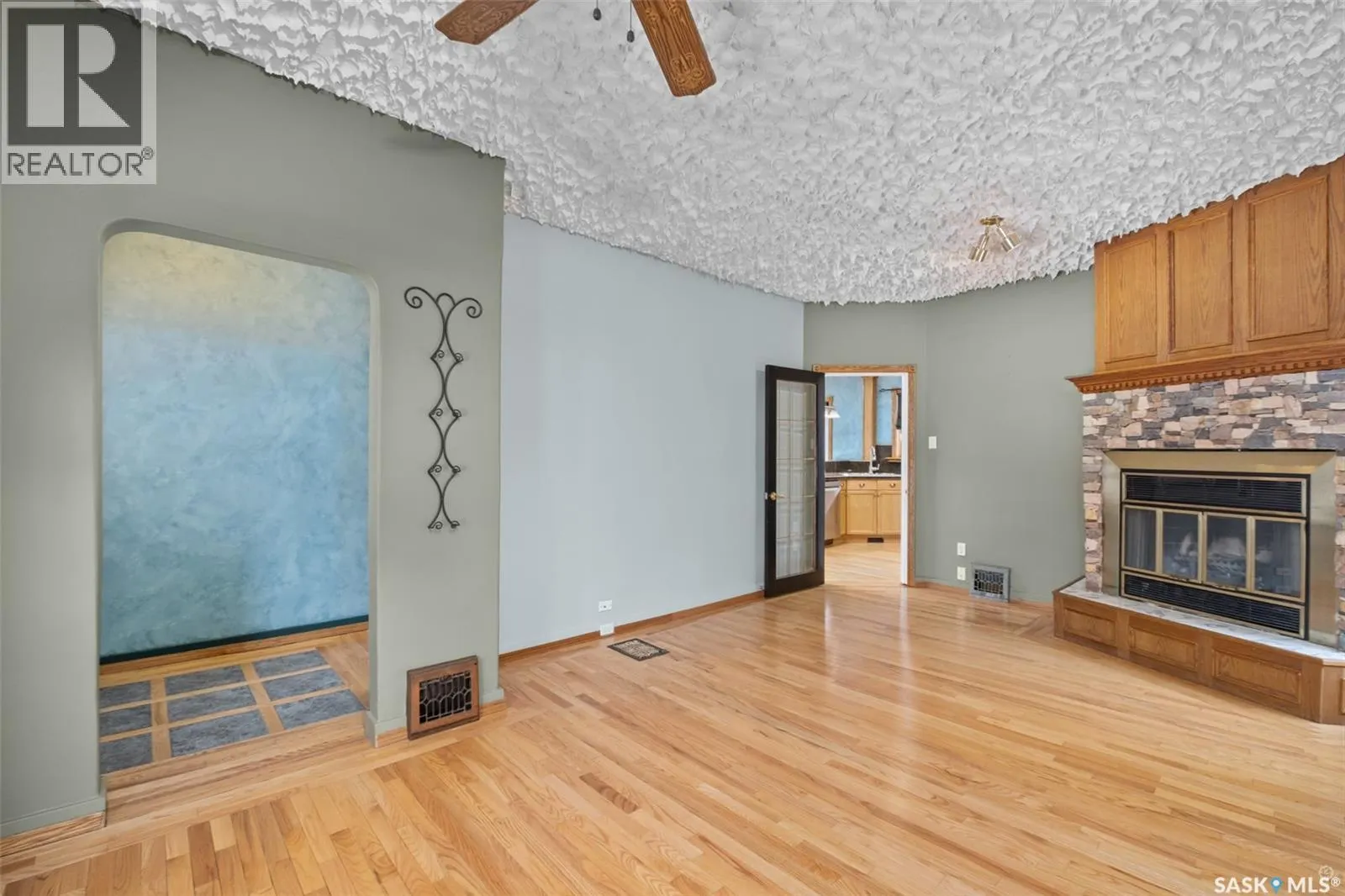 1027 4th STREET E
