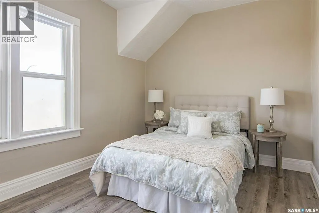 203 8th STREET W