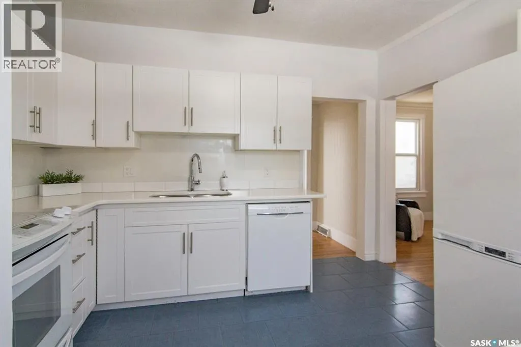 203 8th STREET W