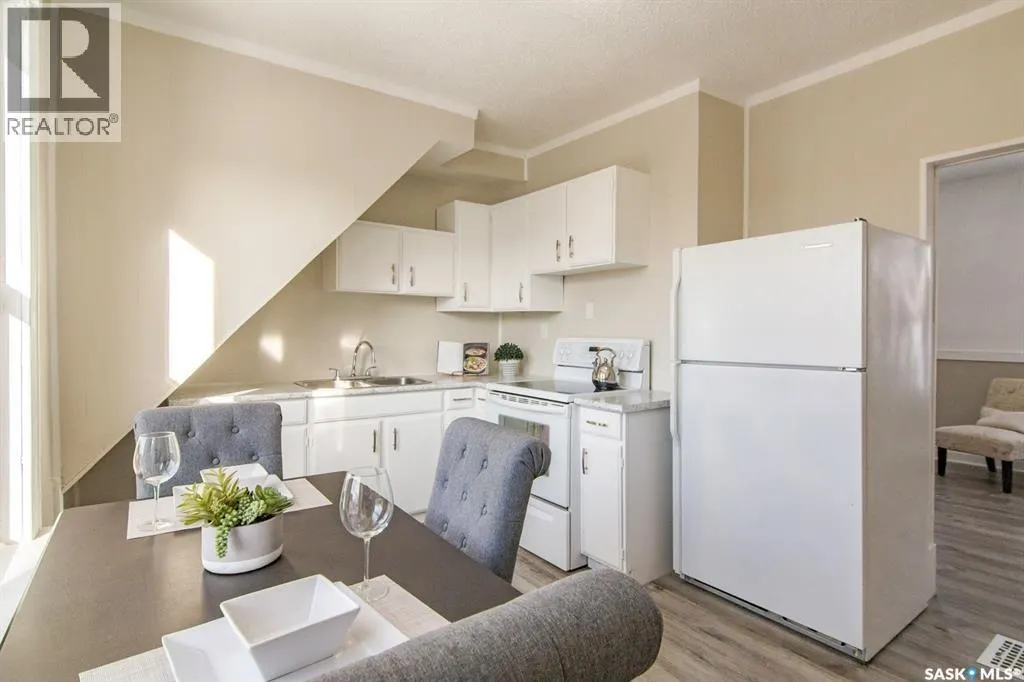 203 8th STREET W