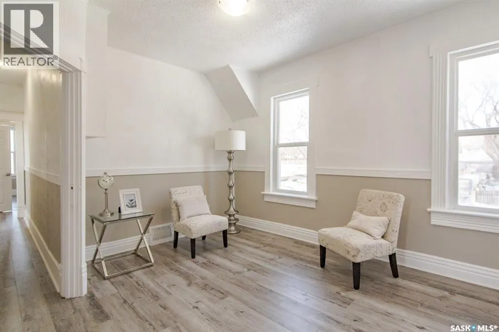 203 8th STREET W