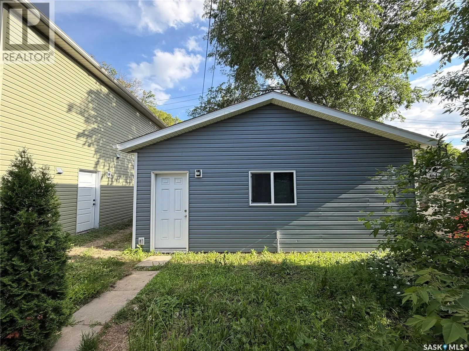 203 8th STREET W