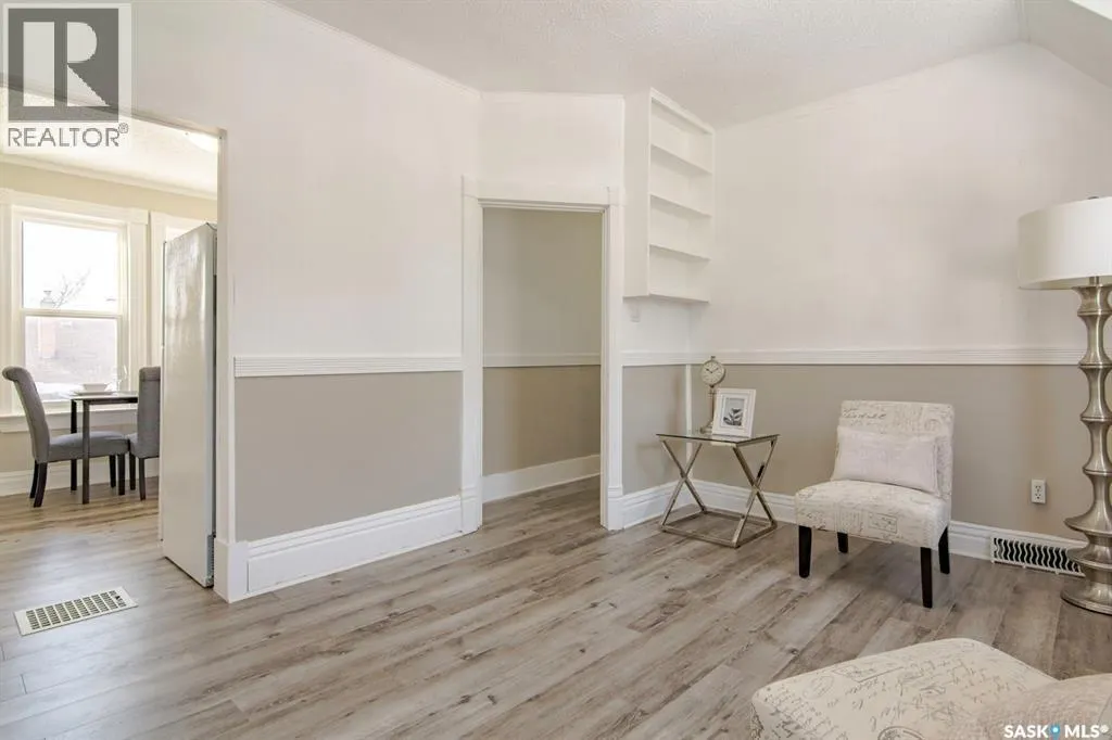 203 8th STREET W