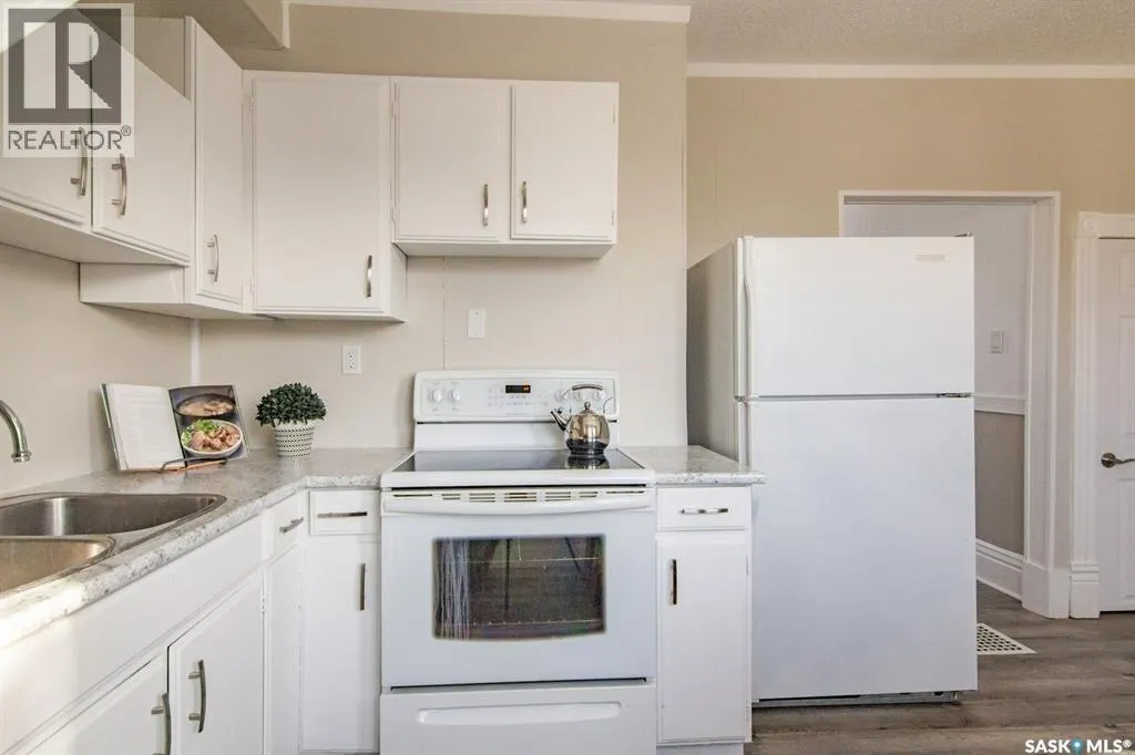 203 8th STREET W