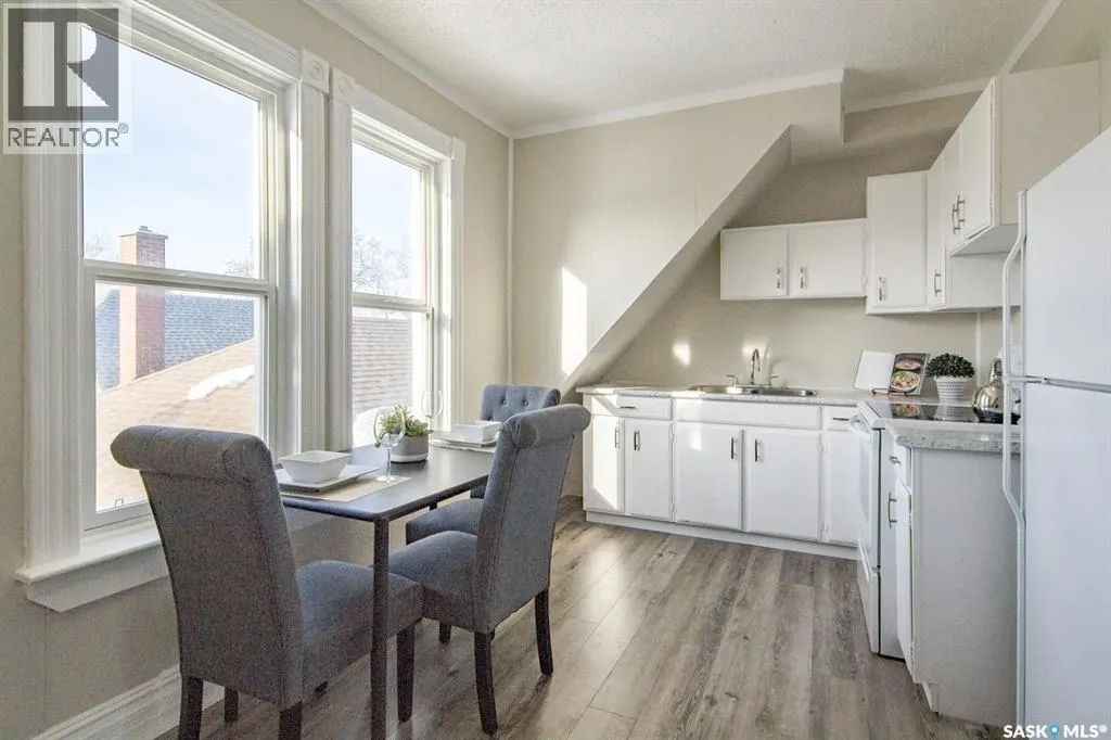 203 8th STREET W