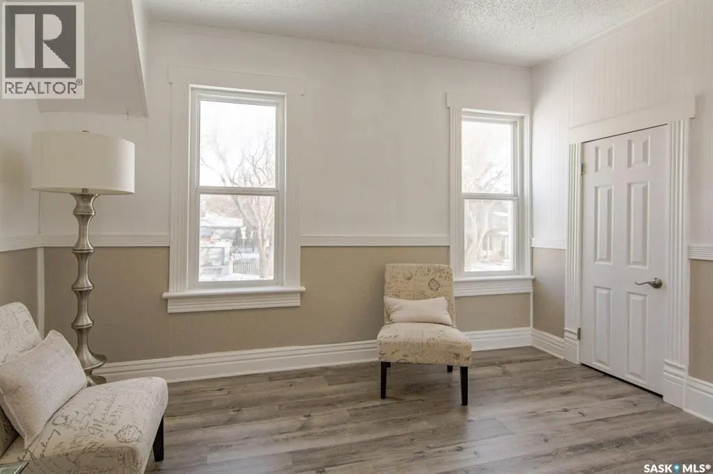 203 8th STREET W