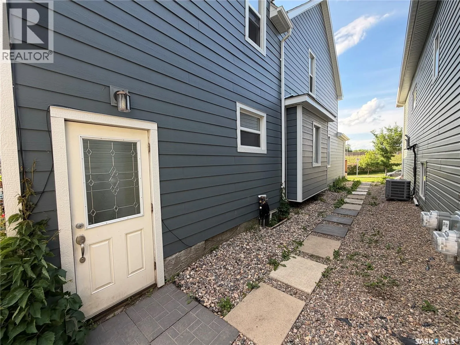 203 8th STREET W