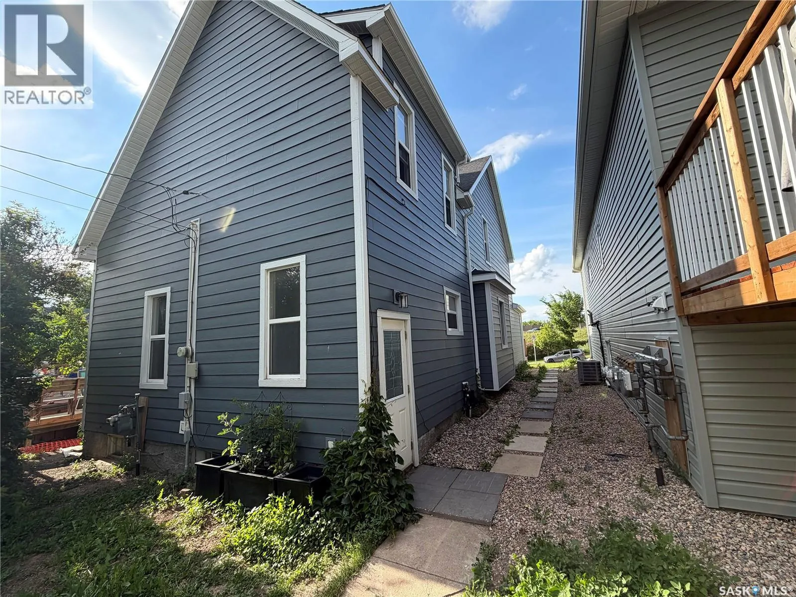 203 8th STREET W
