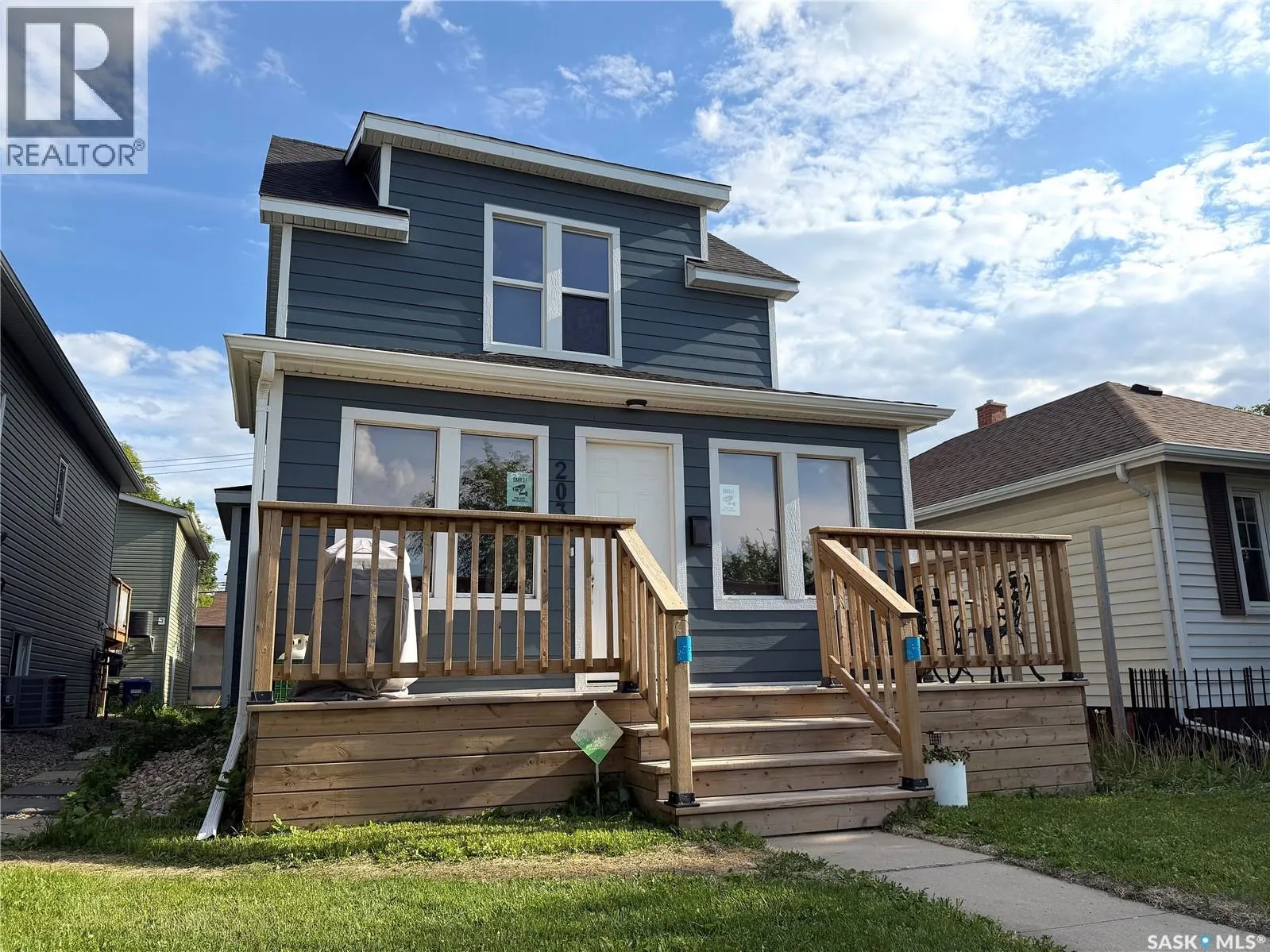 203 8th STREET W