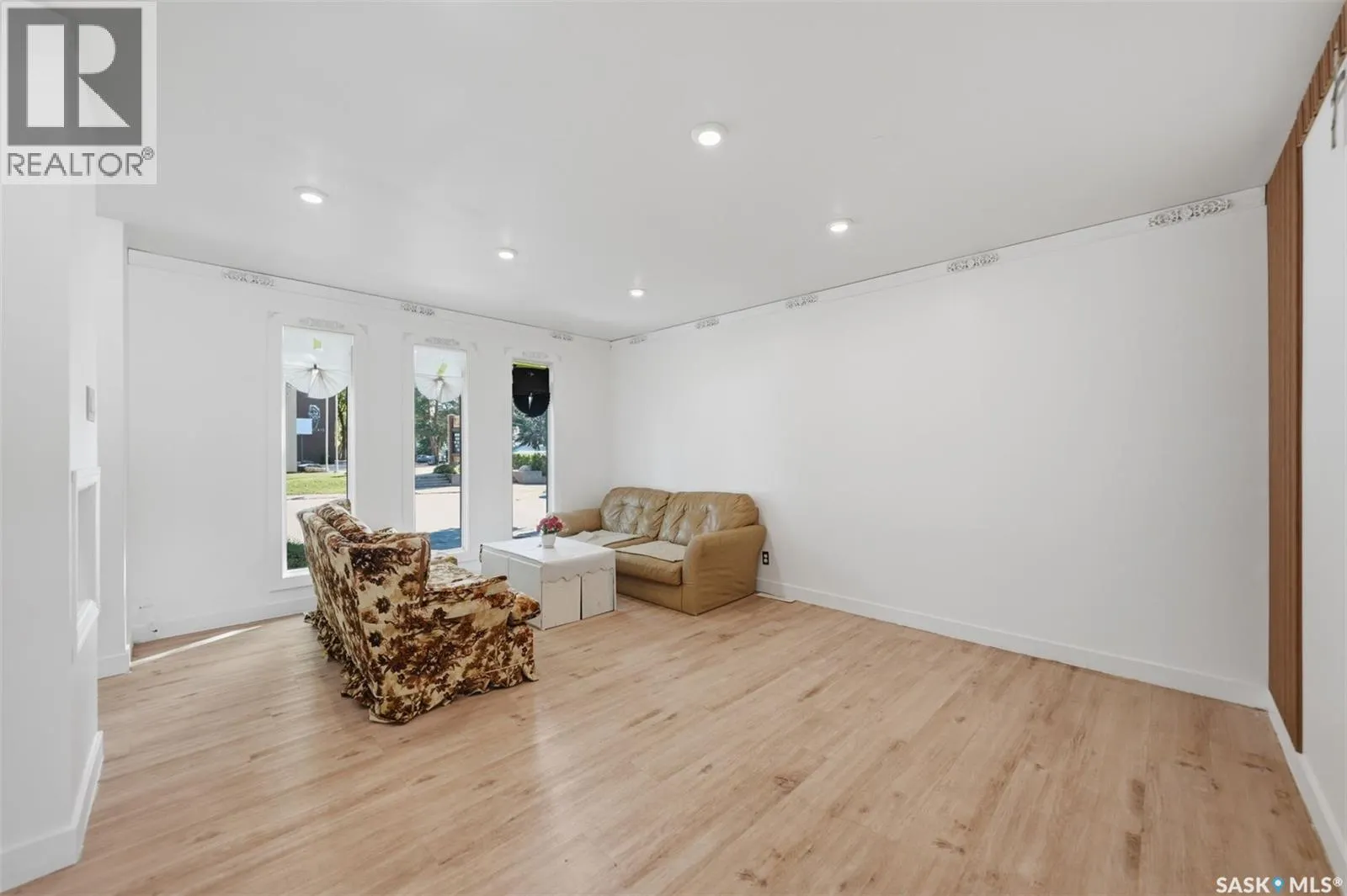 405 W AVENUE N
