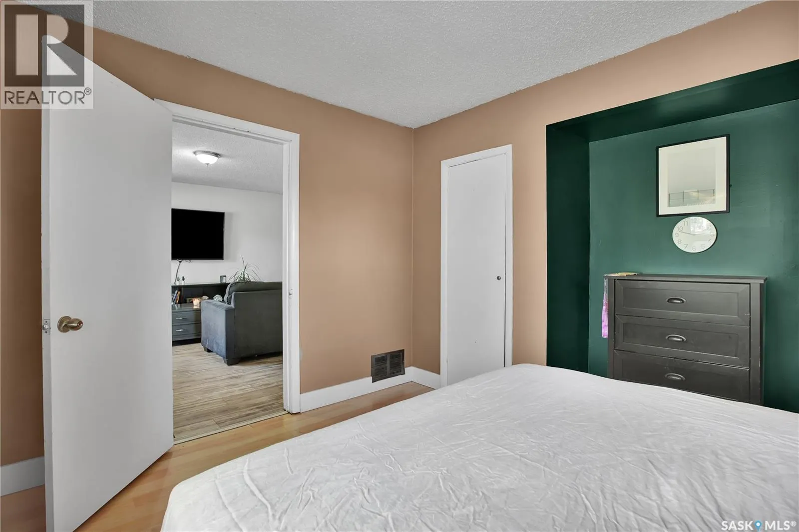 1104 4th STREET E