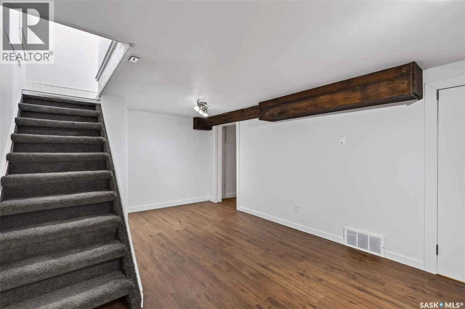 347 8th STREET E
