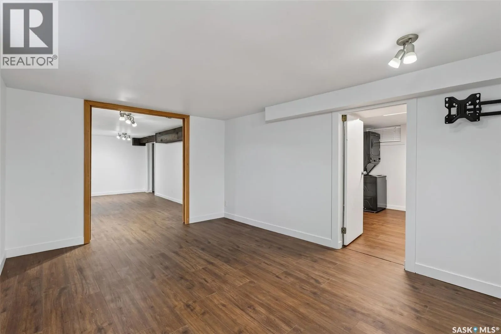 347 8th STREET E