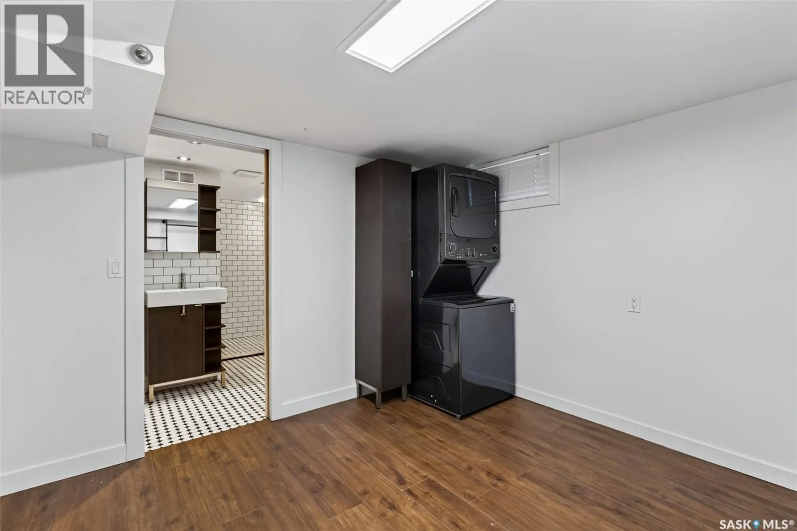 347 8th STREET E