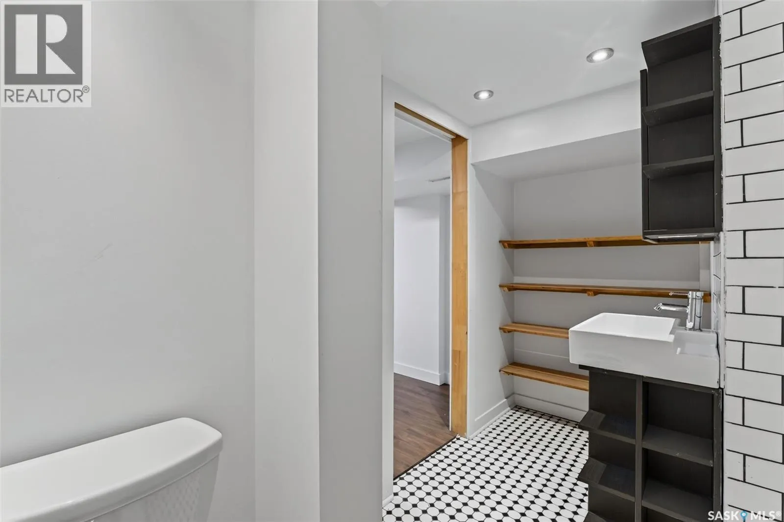 347 8th STREET E