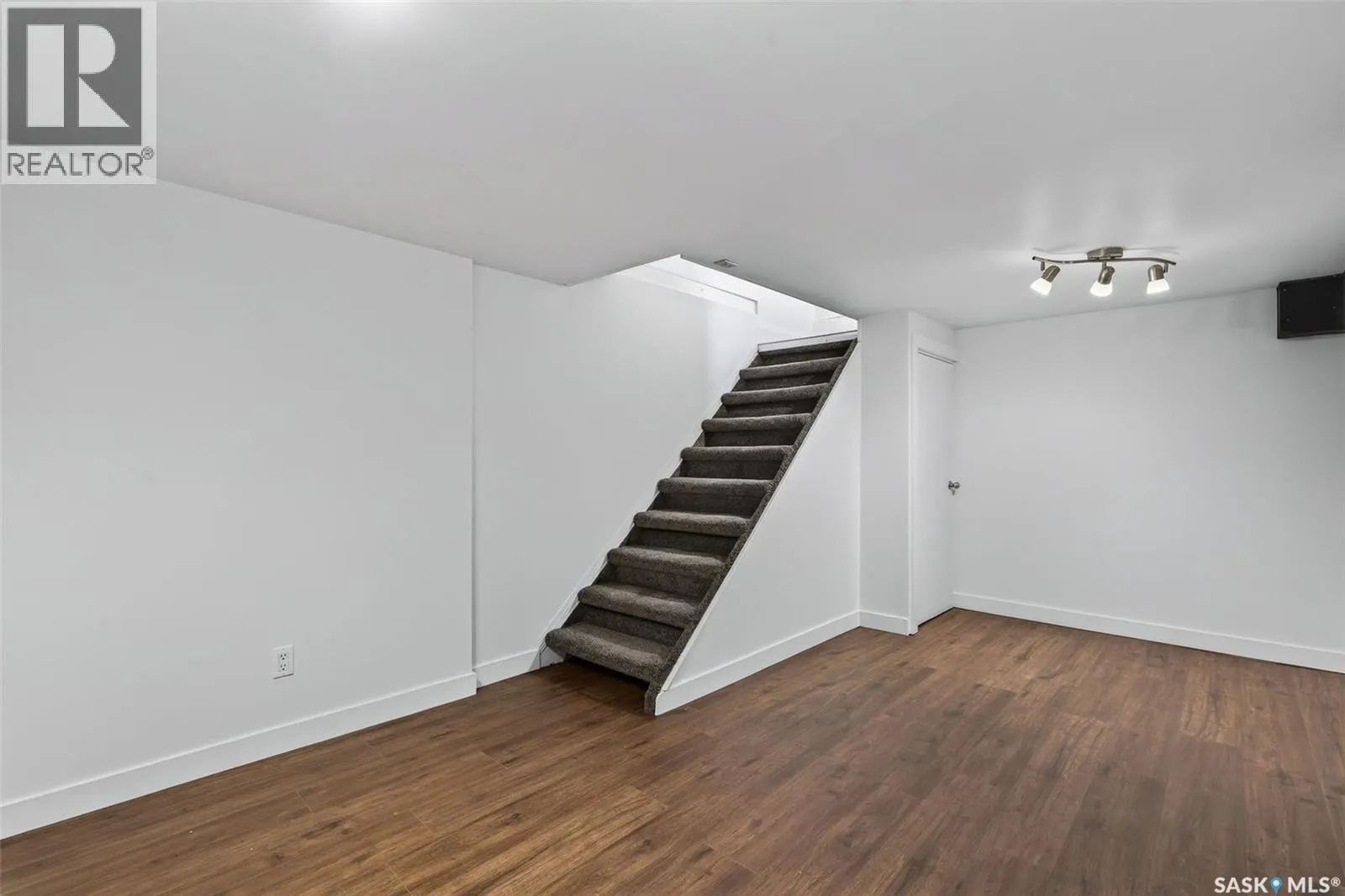 347 8th STREET E