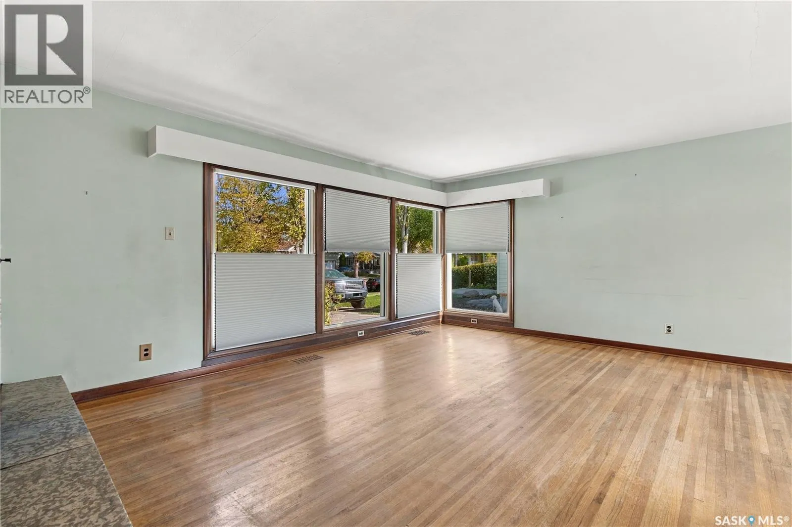 2727 Assiniboine AVENUE