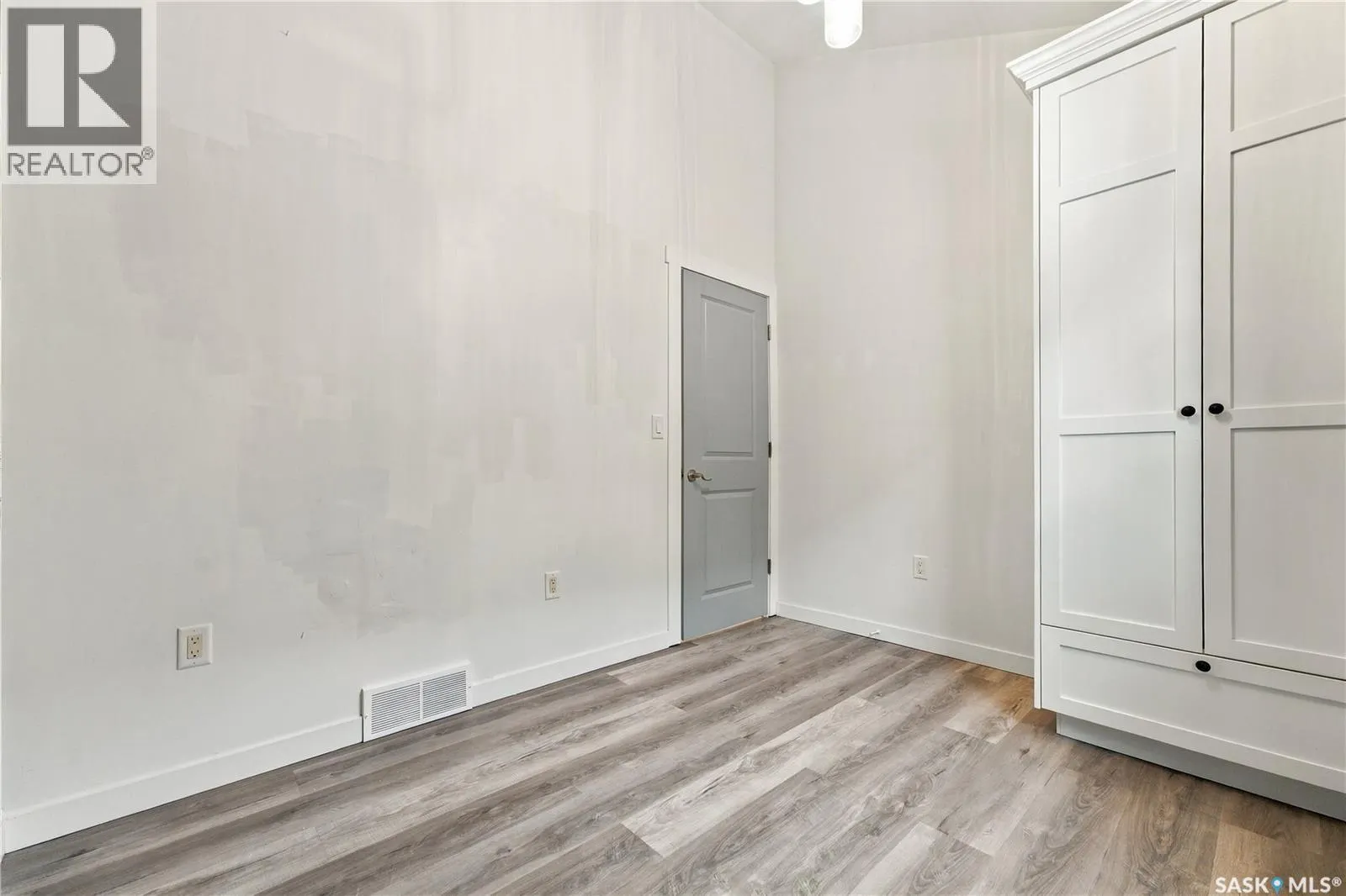 323 1st STREET E