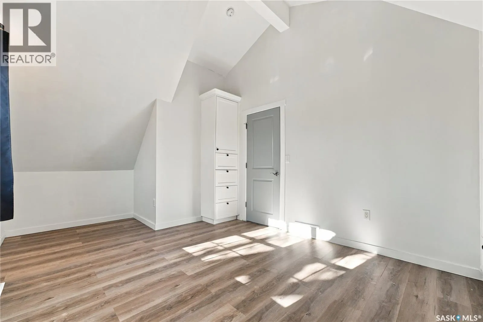 323 1st STREET E
