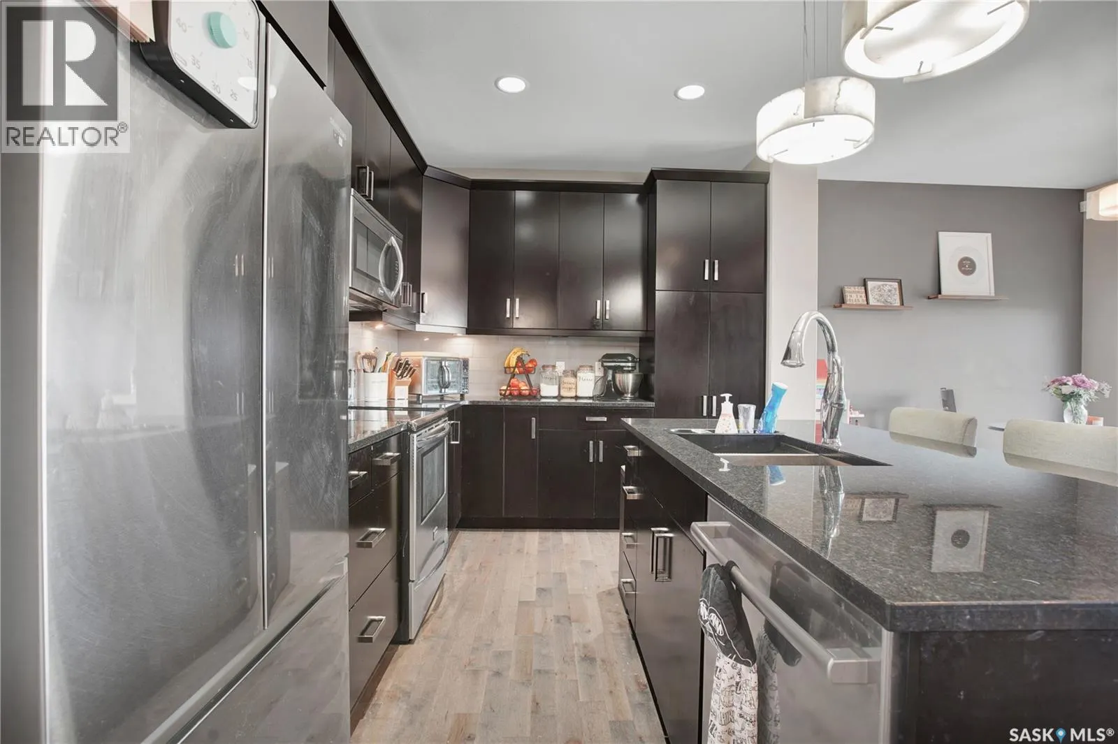 437 Redwood CRESCENT
