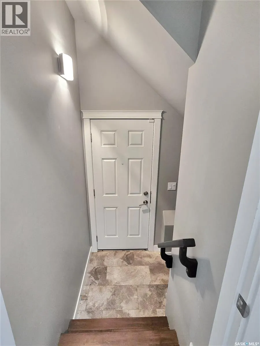 437 Redwood CRESCENT